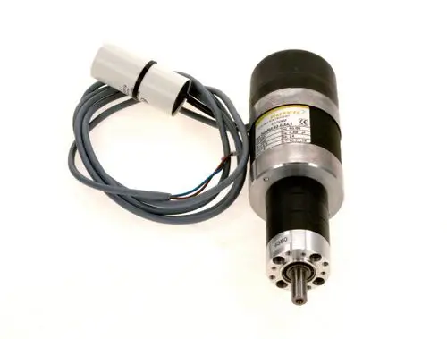Bosch Motor mit schwarzem und silbernem Gehäuse, ausgestattet mit Kabeln und einer Welle, geeignet für verschiedene Anwendungen in der Antriebstechnik.